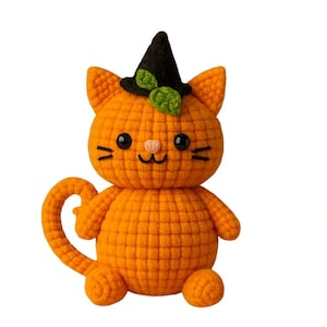 Peut inclure: Un chat orange en crochet avec un chapeau de sorcière noir et des feuilles vertes. Le chat a des yeux noirs, des moustaches et un nez rose. La queue du chat est enroulée. Décoration sur le thème d'Halloween.