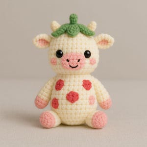 Patrón de crochet de vaca fresa: vaca amigurumi kawaii con sombrero de hoja, lindo peluche de granja (PDF) / Guía de puntadas incluida / Crochet para principiantes