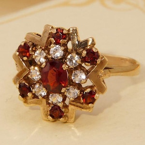 Vintage Garnet & Sapphire Snowflake Cluster Yellow Gold Ring 1969, Size M 6.25 52, 1960s Gold Ring Red Gemstones January 2nd anniversary