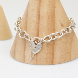 Bracelet à maillons ronds en argent vintage avec cadenas en forme de cœur poinçonné – Bracelet à breloques lourd de grande taille 8"