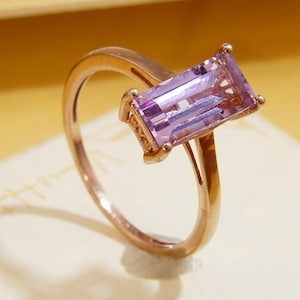 Anillo solitario único de amatista lila Rose de France en plata bañada en oro rosa, talla S 9.60