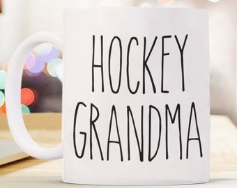 Taza de café para abuela de hockey: regalo divertido para abuela, regalo de cumpleaños para mamá de deportes de hielo, taza de café de cerámica blanca invernal.
