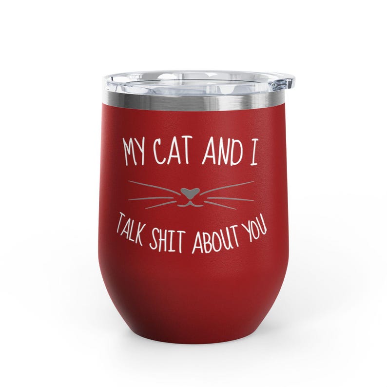 Op de afbeelding: Een rode ge&iuml;soleerde wijntumbler met een doorzichtig deksel. De tumbler heeft de witte tekst "MY CAT AND I TALK SHIT ABOUT YOU", met een kattengezicht. Ontworpen om dranken koud te houden.