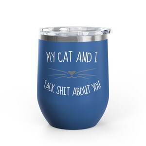 Op de afbeelding: Een blauwe ge&iuml;soleerde tumbler met een zilveren rand en deksel. De tumbler heeft witte tekst: "MY CAT AND I TALK SHIT ABOUT YOU" met een kattengezicht. Ontworpen om dranken koud of warm te houden.
