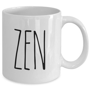 Pu&ograve; includere: Tazza da caff&egrave; in ceramica bianca con la parola "ZEN" scritta in nero sul davanti.