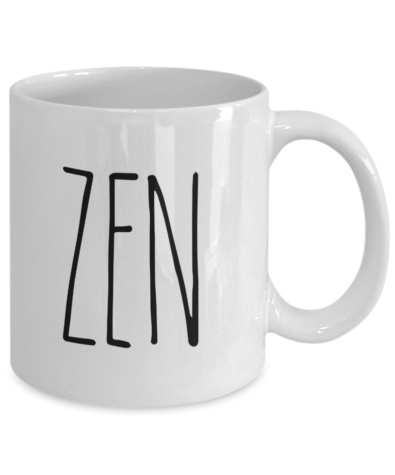 Pu&ograve; includere: Tazza da caff&egrave; in ceramica bianca con la parola "ZEN" scritta in nero sul davanti.