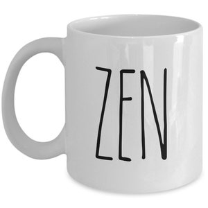 Pu&ograve; includere: Tazza da caff&egrave; in ceramica bianca con la parola "ZEN" scritta in nero sul davanti.