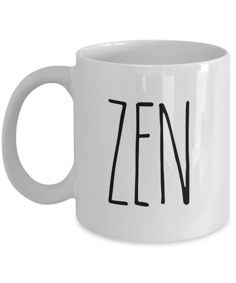 Pu&ograve; includere: Tazza da caff&egrave; in ceramica bianca con la parola "ZEN" scritta in nero sul davanti.