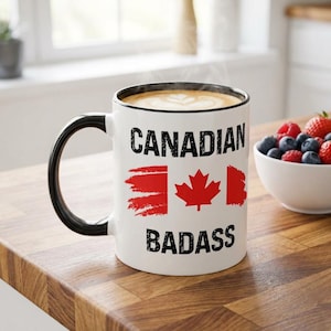 Könnte beinhalten: Ein Set aus drei Keramikbechern mit gesprenkelter, matter Oberfläche. Jeder Becher hat eine andere Farbe: hellblau, cremefarben und grau. Die Becher haben ein schlichtes, modernes Design und einen bequemen Griff.