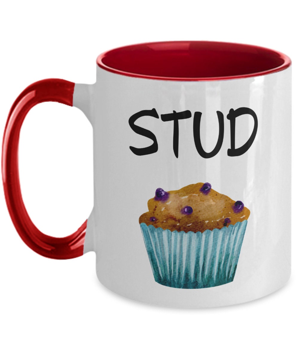 Stuff4 Tazza da caffè in ceramica con scritta This Guy Has The Best Boyfriend, 325 ml, lavabile in lavastoviglie, idea regalo per fidanzato LGBT gay per compleanno, regalo di Natale, tazza di