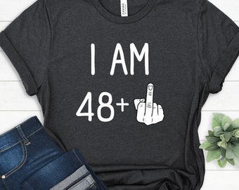 Camiseta con el dedo medio "Tengo 48 años" Camiseta con el dedo medio Regalos de cumpleaños personalizados Regalo personalizado para el dedo medio para ella Regalo para él 49 cumpleaños