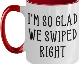 Taza "Me alegro mucho de haber deslizado el dedo hacia la derecha" / Regalo de aniversario para él y ella / Taza divertida de Tinder para San Valentín / Regalo de pareja de Hinge Bumble / Taza de amor moderna