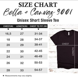 以下が含まれることがあります： Bella + Canvas 3001 ユニセックス半袖Tシャツのサイズチャート。チャートはXSから3XLまでのサイズを示し、対応する胸囲と着丈をインチで表示しています。チャートには、フィットする胸囲の測定値もインチで表示されています。