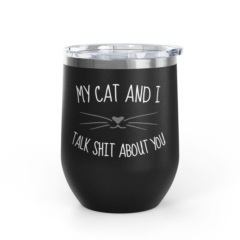 Op de afbeelding: Zwarte ge&iuml;soleerde tumbler met een doorzichtig deksel. De tumbler heeft witte tekst met de tekst "MY CAT AND I TALK SHIT ABOUT YOU" met een kattengezichtafbeelding. De tumbler is ontworpen om dranken koud of warm te houden.