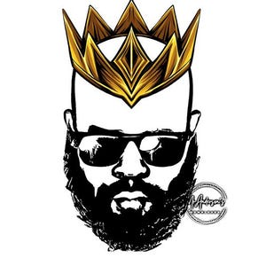 Puede incluir: Ilustración en blanco y negro de un hombre con barba completa, gafas de sol y una corona dorada. La imagen tiene un estilo minimalista, con la cara y la barba del hombre representadas en negro sólido sobre un fondo blanco.