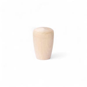 Puede incluir: Un pomo de mueble de madera sin terminar, de color claro, con una parte superior redondeada y una base ligeramente cónica. El pomo es liso y parece estar hecho de madera dura de color claro. El pomo está diseñado para su uso en muebles.