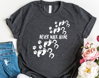 Never Walk Alone shirt, hondenpoot T-shirt, hondenliefhebbers shirts, dierenvrienden outfit, dierenliefhebber tshirt, hondenmoeder tees, huisdiervriendschapsshirt
