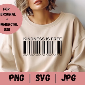 以下が含まれることがあります： ベージュのトレーナーに「KINDNESS IS FREE」という文字と、その下にバーコードがプリントされています。「FOR PERSONAL + COMMERCIAL USE」という文字が左上の円の中にあります。「PNG | SVG | JPG」という文字が画像の下にあります。