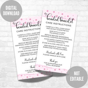 Puede incluir: Dos tarjetas de instrucciones de cuidado de pulseras con cuentas rosas y blancas con lunares y el texto "beaded bracelet" en la parte superior. Las tarjetas incluyen instrucciones de cuidado, como evitar el estiramiento excesivo y los productos químicos agresivos.