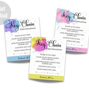 Op de afbeelding: Drie kleurrijke aquarel-kaarten met instructies voor het onderhoud van sleutelhangers met de tekst "Key Chain Care Instructions" en instructies over hoe je de sleutelhanger moet onderhouden. De instructies omvatten: "Laat hem niet vallen", "Stoot hem niet tegen harde oppervlakken", "Vermijd langdurig contact met extreme hitte", "Maak hem schoon met een zachte doek", "Behandel hem met zorg" en "Handgemaakt met liefde".