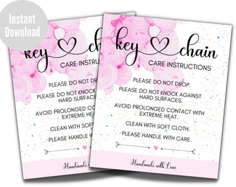 Peut inclure: Deux cartes de couleur rose et blanche avec des aquarelles, avec le texte "key chain" et "key" avec un symbole de cœur. Les cartes contiennent des instructions d'entretien pour le porte-clés, notamment "Veuillez ne pas laisser tomber", "Veuillez ne pas frapper contre des surfaces dures", "Évitez tout contact prolongé avec une chaleur extrême", "Nettoyer avec un chiffon doux", et "Veuillez manipuler avec soin". Les cartes indiquent également "Fabriqué avec amour".