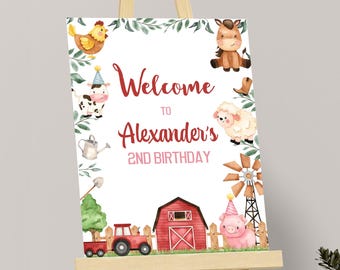 Pode incluir: Bem-vindo ao cartaz do 2º aniversário do Alexander com tema de fazenda. O cartaz apresenta um celeiro vermelho, um trator, um porco, uma ovelha, uma vaca, uma galinha e um cavalo. O cartaz é impresso em cartão branco e tem um esquema de cores rosa e vermelho.