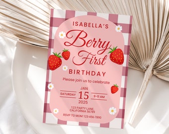Puede incluir: Invitación de cumpleaños rosa y roja con un patrón de cuadros y fresas. El texto dice "Isabella's Berry First Birthday. Please join us to celebrate. Saturday, January 15, 2025, 9-11 AM. 123 Party Lane, California 56789. RSVP to Mom 123-456-7890."