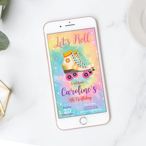 Puede incluir: Un teléfono inteligente muestra una colorida invitación de cumpleaños. La invitación dice "Let's Roll" y presenta un gráfico de patines. La invitación es para el octavo cumpleaños de Caroline, con la fecha y la hora.
