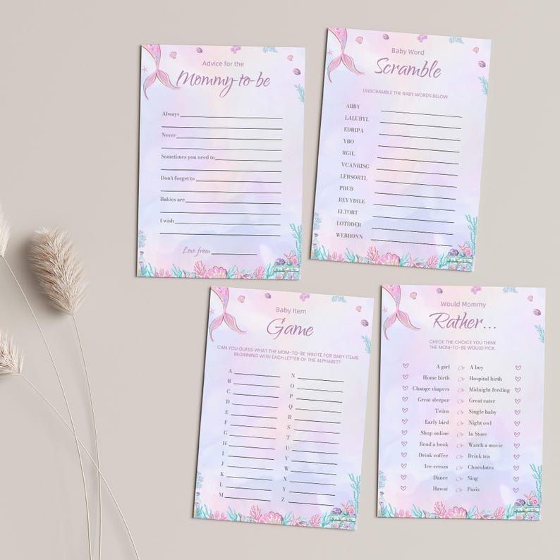 Op de afbeelding: Een set van vier printbare babyshower-spelkaarten met een zeemeermin-thema. De kaarten zijn versierd met een aquarel achtergrond in roze, blauw en paars met schelpen en koraal. De spellen zijn: "Advies voor de aanstaande mama", "Baby Woord Scramble", "Baby Item Game" en "Zou mama liever..."