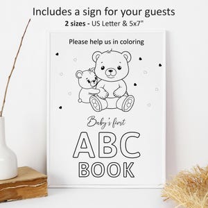 Op de afbeelding: Zwart-witte printbare poster met twee teddyberen, een knuffelt de ander. Het bord zegt "Help ons met het inkleuren van Baby's eerste ABC-boek".