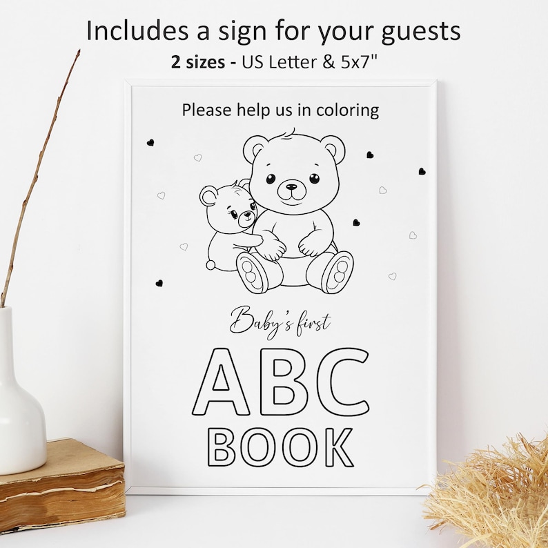 Op de afbeelding: Zwart-witte printbare poster met twee teddyberen, een knuffelt de ander. Het bord zegt "Help ons met het inkleuren van Baby's eerste ABC-boek".