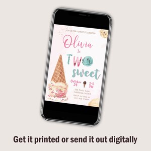 Op de afbeelding: Een digitale uitnodiging voor een verjaardagsfeest met een aquarel-illustratie van ijshoorntjes en sprinkels. De tekst luidt "Join us for a sweet celebration Olivia is TWO sweet October 24 2-5 PM 123 Party Lane California 56789 RSVP to Mom at 123-456-7890"