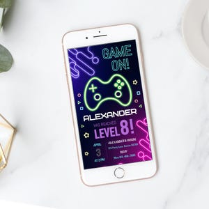 ビデオゲーム 電子招待状 ゲームトラック 誕生日招待状 デジタルゲーマー モバイル招待状 アーケード Evite 男の子 電話招待状 編集可能 V01