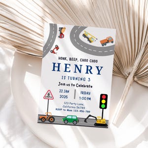 Könnte beinhalten: Eine Geburtstagseinladung mit Transportthema. Die Einladung lautet "HONK, BEEP, CHOO CHOO HENRY IS TURNING 3". Die Einladung enthält Illustrationen von Autos, Lastwagen und Straßenschildern.