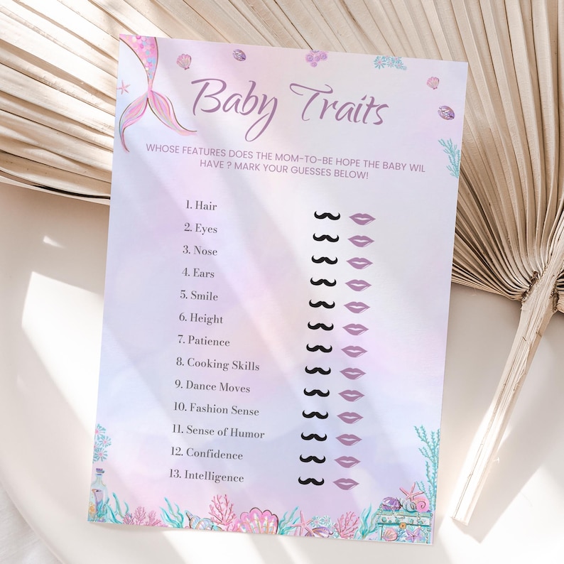 Op de afbeelding: Een roze en paarse babyshower-spel met een zeemeerminstaartontwerp. Het spel vraagt ​​gasten om te raden welke eigenschappen de baby van de ouders zal erven. De eigenschappen worden vermeld met een snor of lippen ernaast.