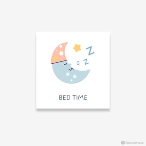 Pu&ograve; includere: Una stampa grafica quadrata raffigurante una mezzaluna azzurra con un volto addormentato, che indossa un berretto da notte color pesca con stelle bianche. Una stella gialla e delle Z blu fluttuano accanto. Il testo BED TIME &egrave; stampato in grigio.