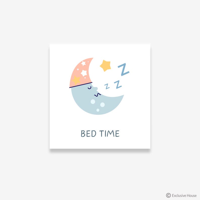 Pu&ograve; includere: Una stampa grafica quadrata raffigurante una mezzaluna azzurra con un volto addormentato, che indossa un berretto da notte color pesca con stelle bianche. Una stella gialla e delle Z blu fluttuano accanto. Il testo BED TIME &egrave; stampato in grigio.