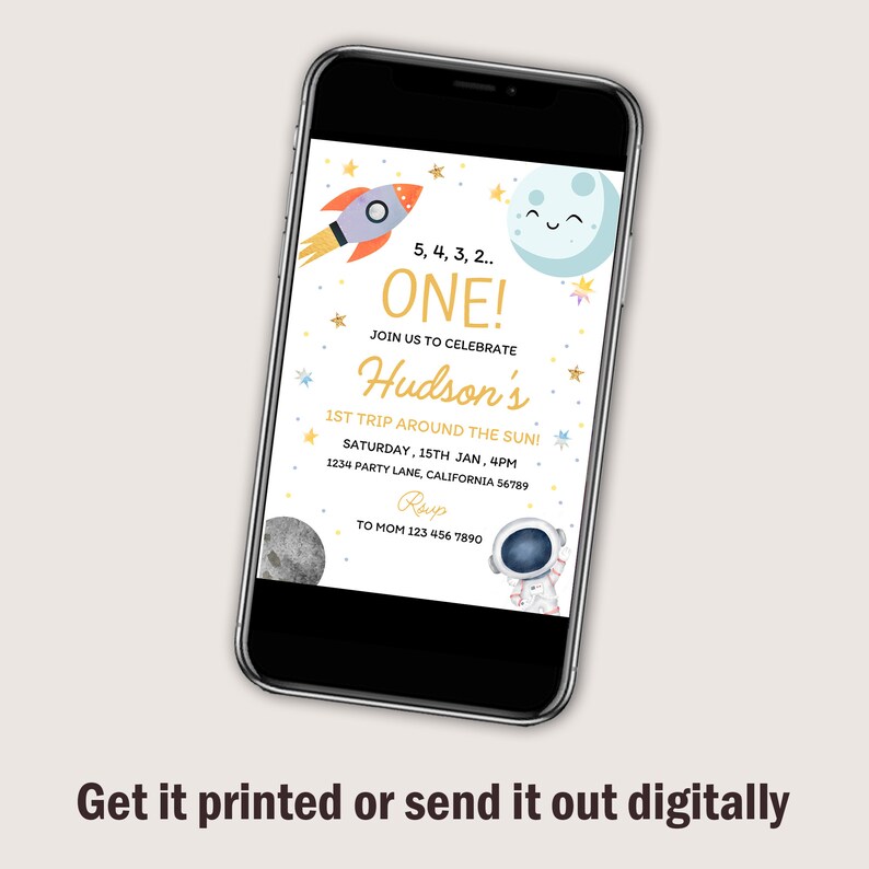 Op de afbeelding: Een digitale uitnodiging voor een eerste verjaardagsfeest met een ruimtethema. De uitnodiging toont een raket, een maan en sterren. De tekst op de uitnodiging luidt: "5, 4, 3, 2... EEN! Vier met ons Hudsons 1e reis rond de zon! Zaterdag 15 januari, 16:00 uur 1234 Party Lane, Californi&euml; 56789 RSVP Aan Mama 123 456 7890"