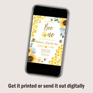Puede incluir: Una invitaci&oacute;n de fiesta de primer cumplea&ntilde;os de tem&aacute;tica de abejas amarilla y blanca con un patr&oacute;n de panal, girasoles y abejas. El texto dice "So Sweet to Bee One" y "Madison's First Bee-day".