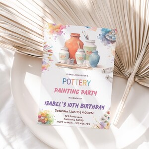 Può includere: Un invito in stile acquerello per una festa di pittura di ceramica. L'invito presenta schizzi di vernice colorati, illustrazioni di ceramiche e il testo "Pottery Painting Party" e "Isabel's 10th Birthday".