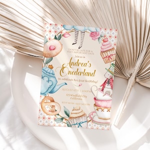 Puede incluir: Una invitación de fiesta de primer cumpleaños con temática de Alicia en el País de las Maravillas con una ilustración de acuarela de una taza de té, una tetera, cupcakes y un conejo. La invitación presenta el texto "No llegues tarde para una cita muy importante. ¡Únete a nosotros en el Onederland de Andrea para celebrar su primer cumpleaños! 6 de agosto | 2:00 PM 123 Windfield City California RSVP MAMA-(012) 345 6789"
