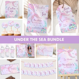 Könnte beinhalten: Unter-dem-Meer-Party-Druckpaket mit einem Meerjungfrauen-Schwanz-Design. Enthält ein Willkommens-Schild, Cupcake-Topper, Wasserflaschenetiketten, ein Banner, eine Schokoladenriegel-Verpackung, ein Dankeschön-Etikett und eine Einladung. Die Farben sind rosa, blau und grün.