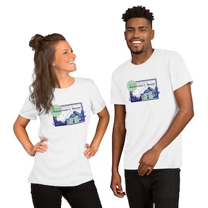 Op de afbeelding: Twee mensen dragen witte T-shirts met een blauwe en groene grafische print van een maan en de tekst "The dark side of Sanctuary Moon".