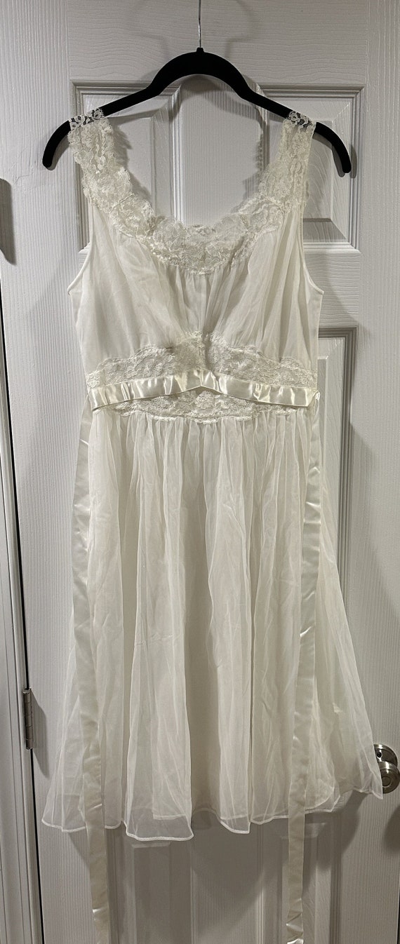 Vanity Fair Vintage Nightie - Size 34