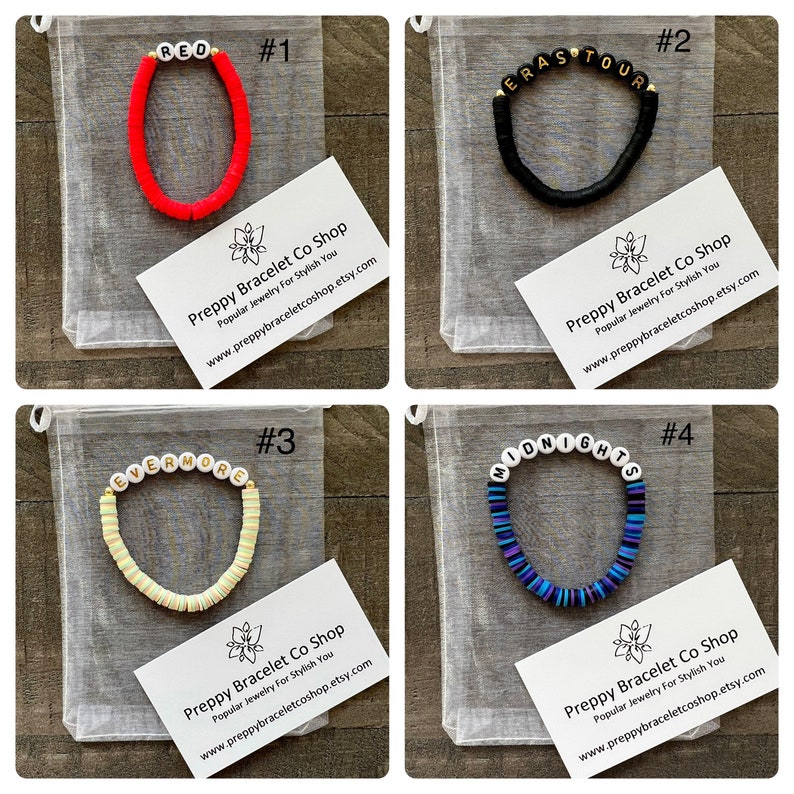 K&ouml;nnte beinhalten: Vier bunte Armb&auml;nder mit wei&szlig;en Buchstabenperlen, die "RED", "ERAS TOUR", "EVERMORE" und "MIDNIGHTS" buchstabieren. Jedes Armband wird in einem wei&szlig;en Organzas&auml;ckchen mit einer Visitenkarte pr&auml;sentiert, auf der "Preppy Bracelet Co Shop" steht und die Website-Adresse angegeben ist.