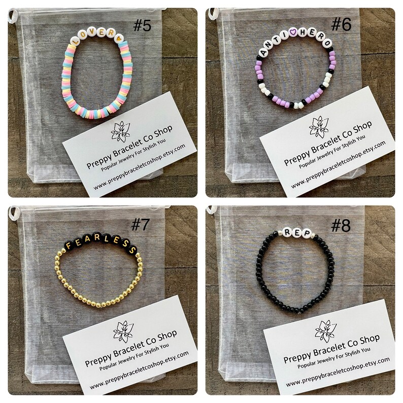 K&ouml;nnte beinhalten: Vier bunte Perlenarmb&auml;nder mit verschiedenen W&ouml;rtern, die darauf geschrieben sind. Die Armb&auml;nder werden auf wei&szlig;en Netzbeuteln mit einer Visitenkarte pr&auml;sentiert, auf der "Preppy Bracelet Co Shop" und eine Website-Adresse stehen. Die Armb&auml;nder sind mit 5, 6, 7 und 8 nummeriert.