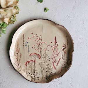 Assiette botanique en céramique personnalisée, poterie imprimée de fleurs sauvages, vaisselle à message personnalisé, cadeau d'anniversaire de mariage rustique, plat de petit déjeuner