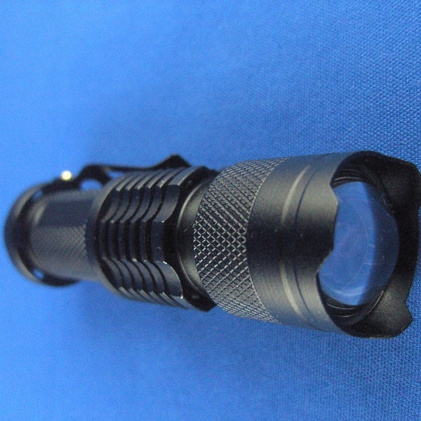 Tactical Mini Taschenlampe für Bushcraft & Survival