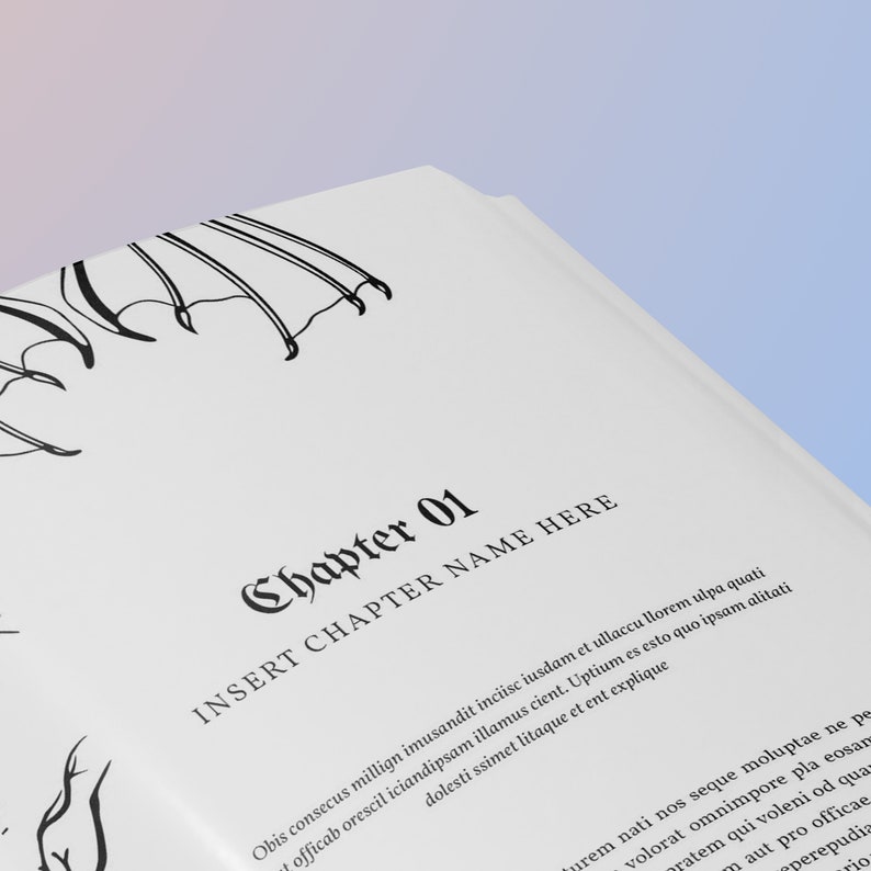 Puede incluir: Libro abierto con cubierta y p&aacute;ginas blancas. El texto "Chapter 01" se muestra en una fuente g&oacute;tica, con "INSERT CHAPTER NAME HERE" debajo. Dibujo lineal negro de un ala en la esquina superior izquierda.
