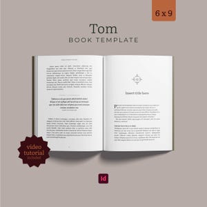 Può includere: Un modello di libro aperto intitolato Tom con dimensioni 6x9. Le pagine presentano testo segnaposto, una sezione per il titolo del capitolo e una grafica decorativa. Un badge a forma di stella indica un video tutorial e un'icona Id.